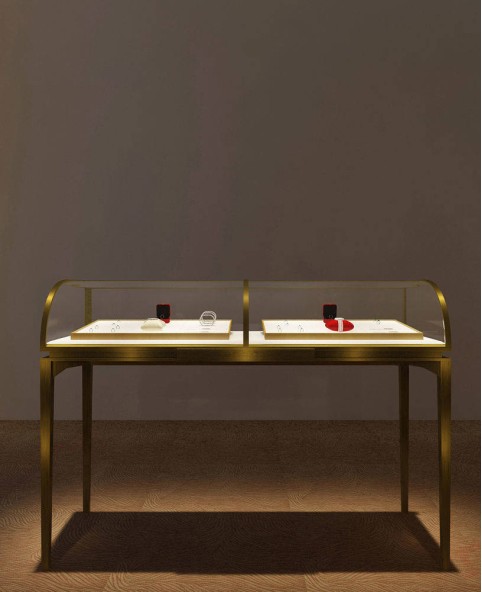 Luxus-Schmuckschaufenster aus gebürstetem Gold, Schmuckgeschäft aus gehärtetem Glas